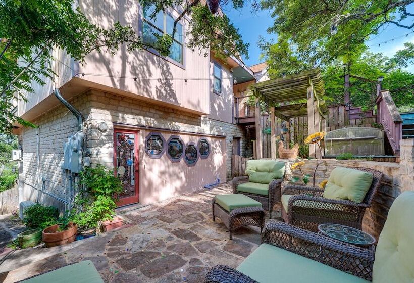 Exotic Home W/ Patio & Grill: Walk To Canyon Lake!