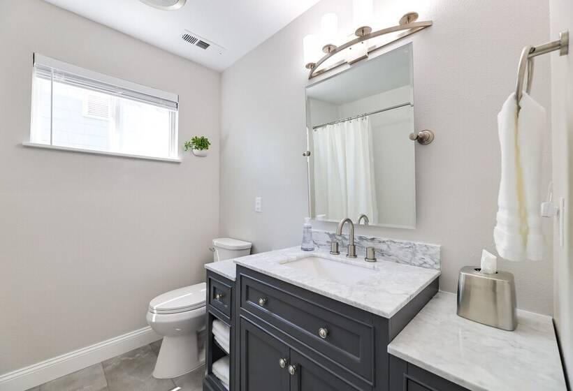 Fayetteville Retreat W/ Yard   Walk To Campus!