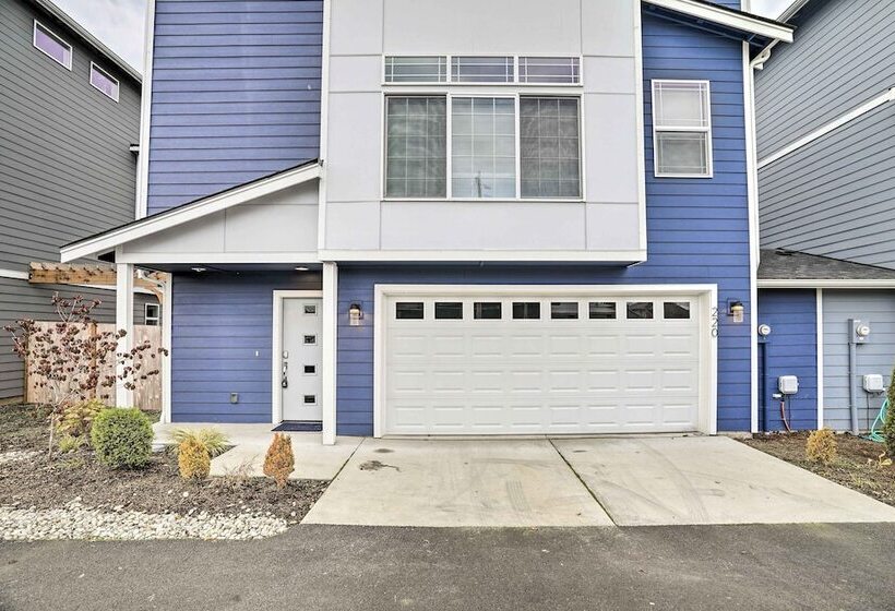 Modern Monroe Home   Private Yard & Mtn Views