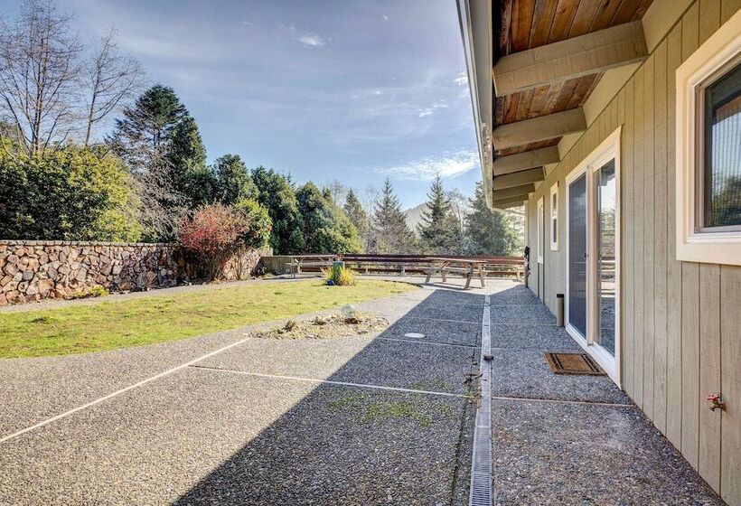 Ocean Vista  Gold Beach Getaway!