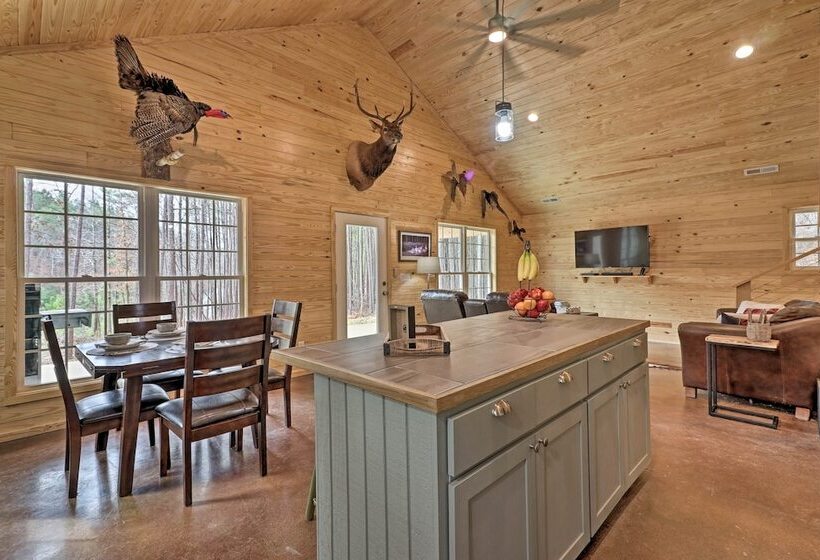 Peaceful Family Cabin On 10 Acres W/ Game Room!