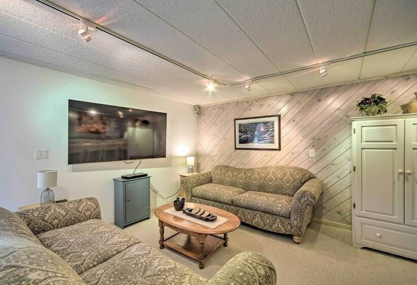 Spacious Danbury Home W/ Direct Lake Access!