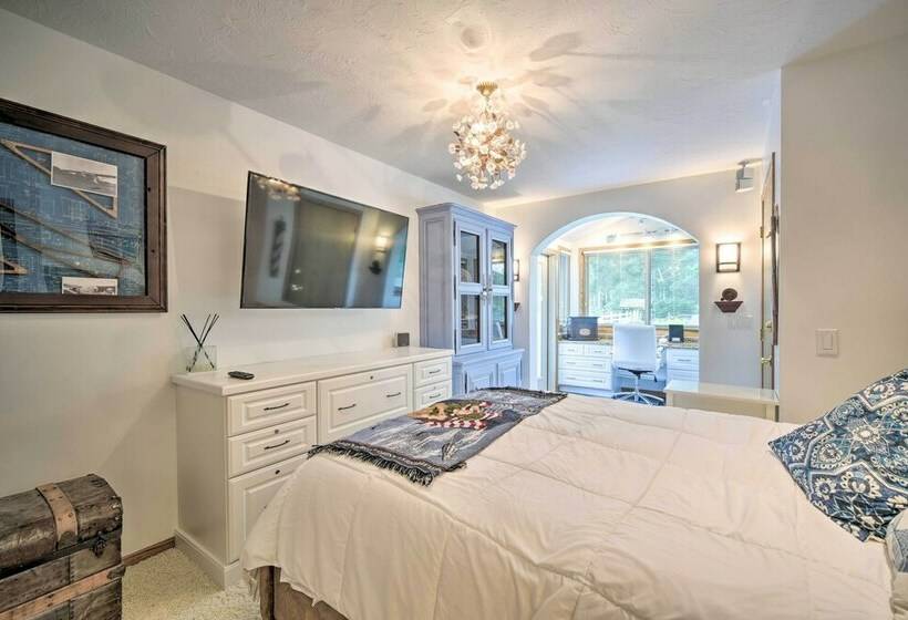 Spacious Danbury Home W/ Direct Lake Access!