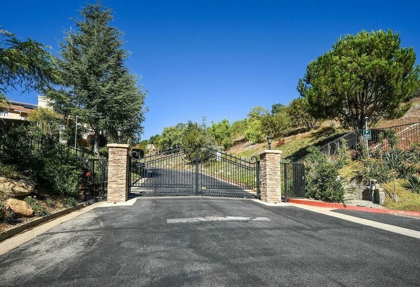 Spacious Villa W/ Great Views & Heated Spa!