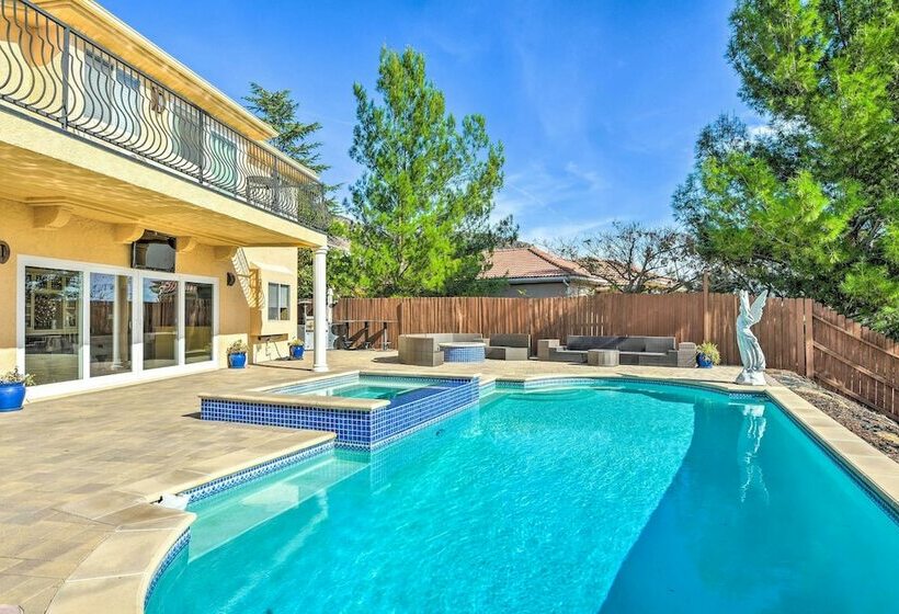 Spacious Villa W/ Great Views & Heated Spa!