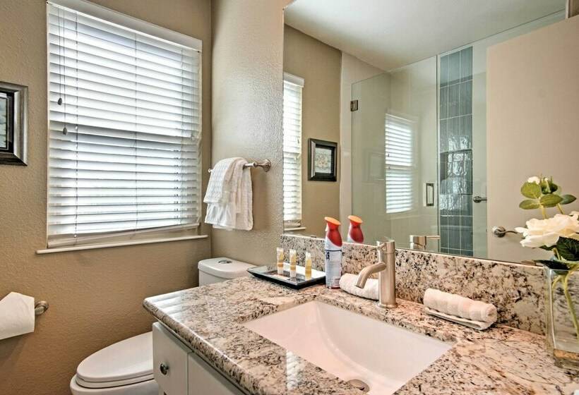 Stunning Home W/ Private Oasis  1 ½ Mile To Strip
