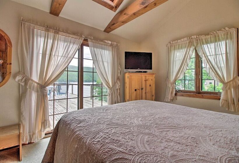 Waterfront Lake George Cabin: Walk To Water