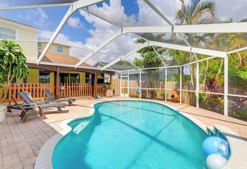Alluring Largo Hideaway ~ 4 Miles To Beaches!