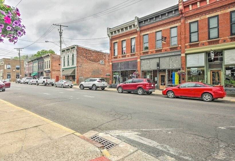 Ashtabula Home Near Walnut Beach + Eateries!