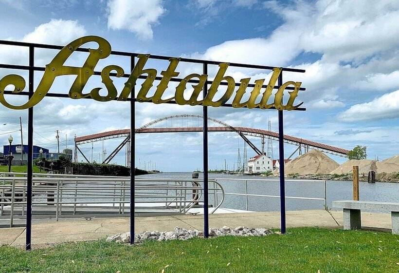 Ashtabula Home Near Walnut Beach + Eateries!