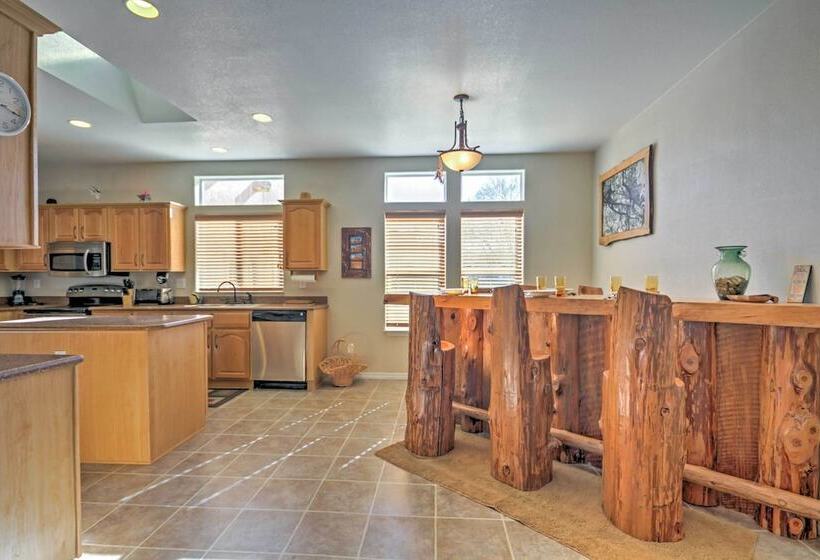 Beautiful Kanab Home W/ Yard   Walk To Restaurants