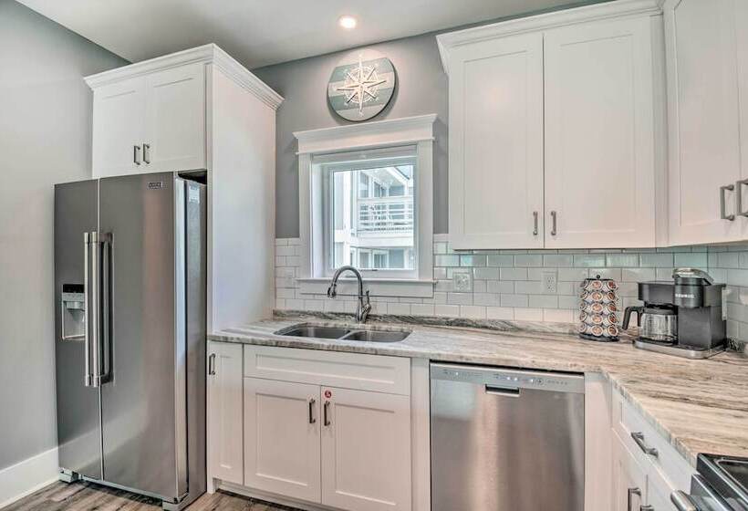 Sunny Gulf Shores Retreat W/ Deck: Walk To Beach!