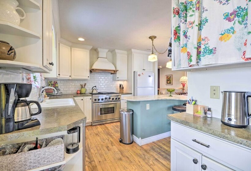 Charming Cody Home, Walk To Downtown!