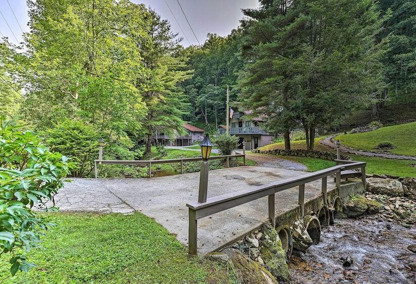 Cozy Roan Mountain Cabin W/ Private Balcony!