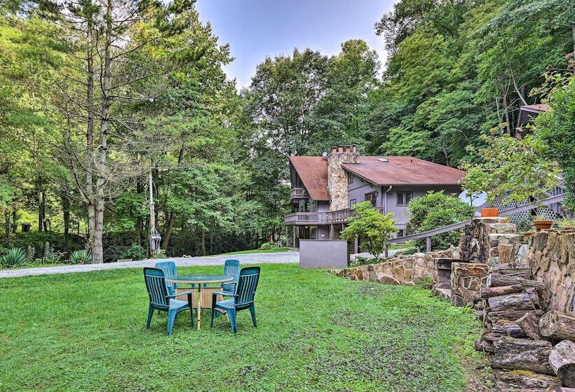 Cozy Roan Mountain Cabin W/ Private Balcony!