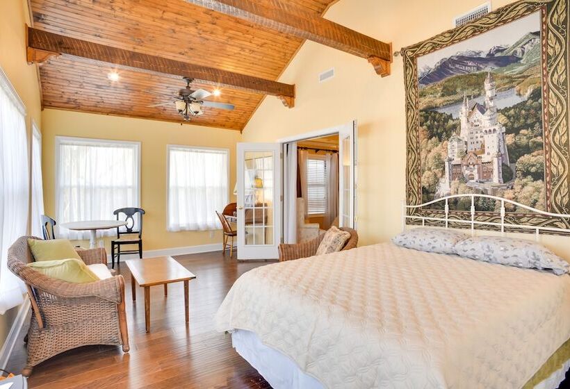Cumberland Cottage    2 Blocks To Downtown Dover!