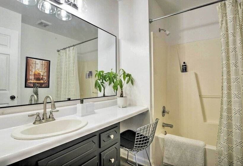 Home With Outdoor Oasis In Downtown Raleigh!