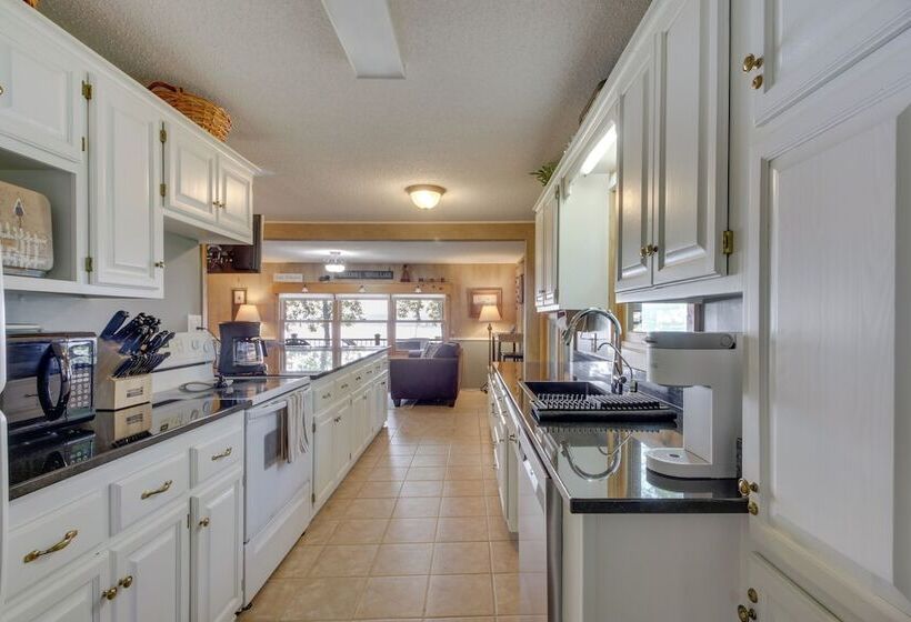 Large Home On Lake Edward W/ Deck & Fire Pit!