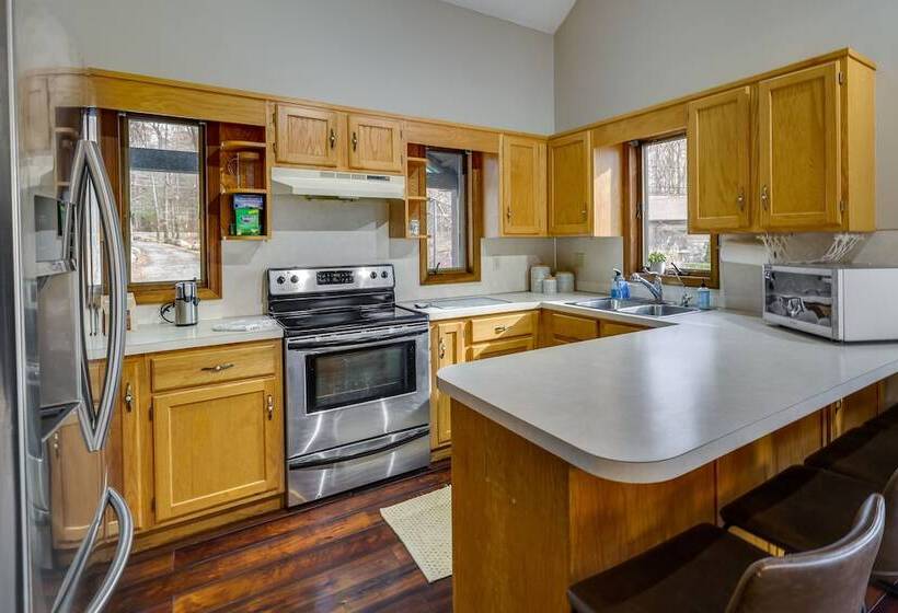 Lovely Poconos Cabin W/ Resort Amenities!