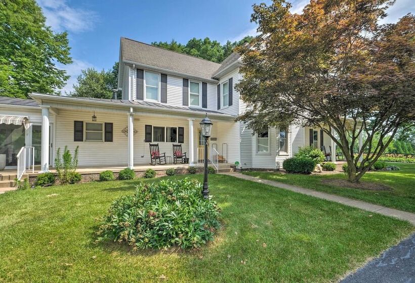 Lush, Modern Farmhouse W/ Mtn Views & Sunroom