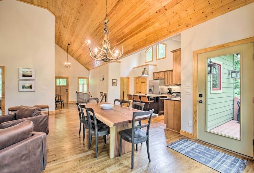 Luxe Wintergreen Resort Escape W/ Hot Tub!