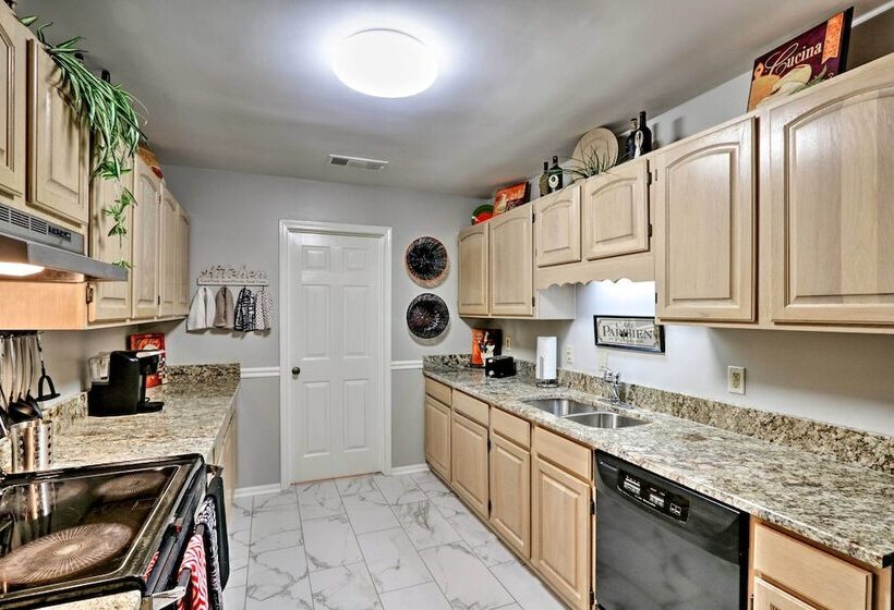 Quiet Memphis Home On 20 Acres: 10 Mi To Downtown!