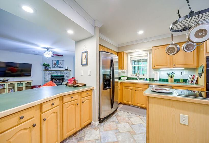 Pet Friendly Arden Retreat W/ Private Hot Tub