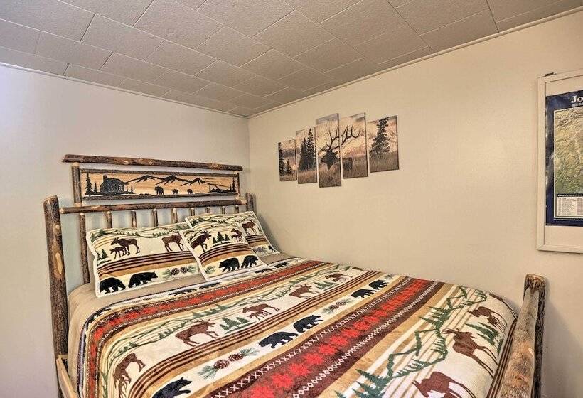Arrowhead Lake Amenities: Quaint Home W/ Fireplace