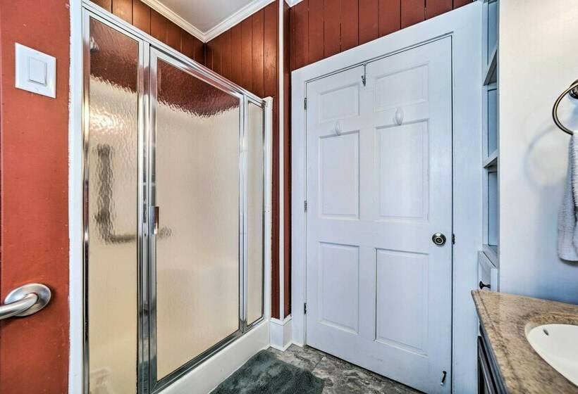 Quaint Home W/ Porch In Downtown Waynesville!