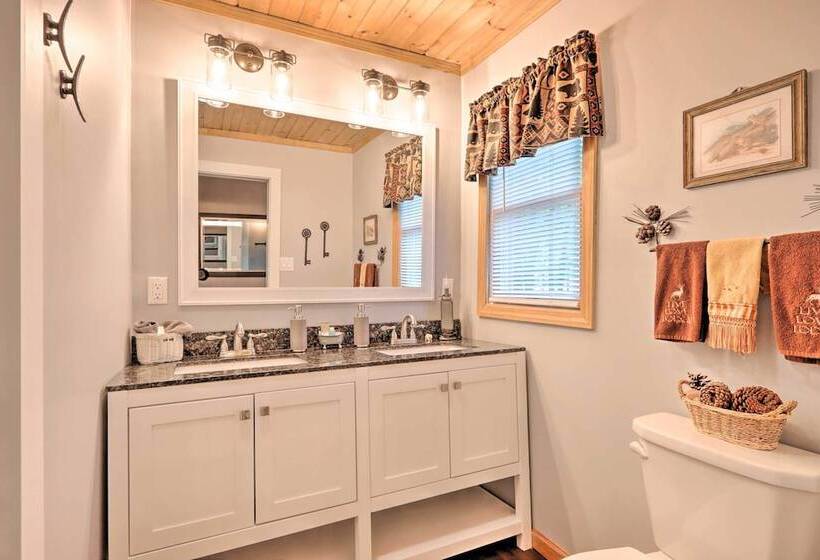 Relaxing Eagle Rock Resort Home   1 Block To Lake!