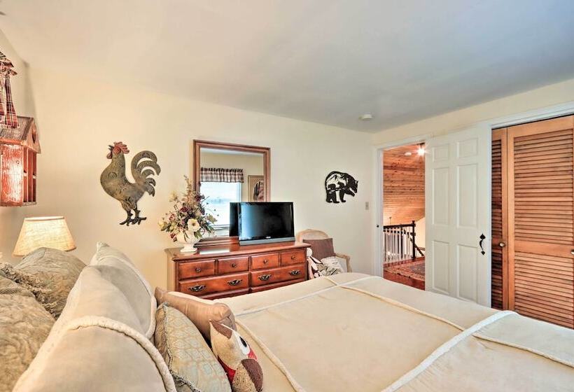Relaxing Eagle Rock Resort Home   1 Block To Lake!