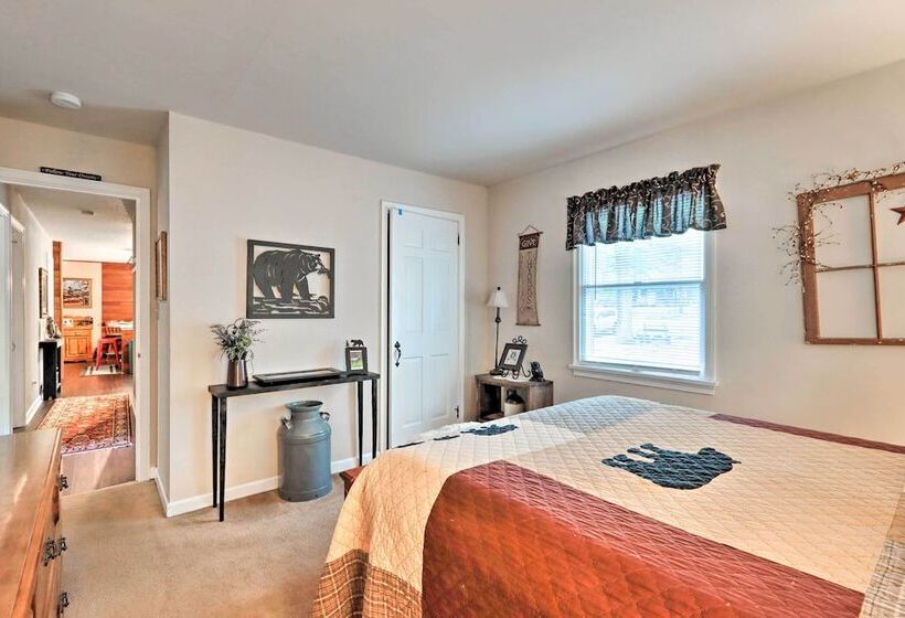 Relaxing Eagle Rock Resort Home   1 Block To Lake!