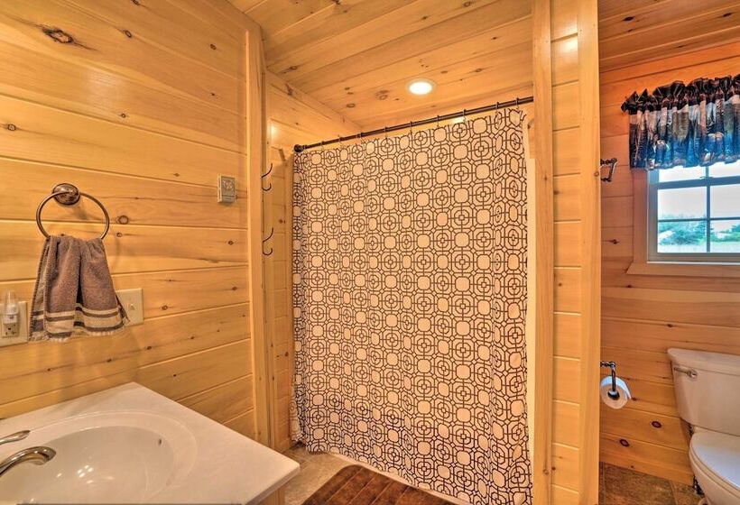 Rustic Benezette Cabin: Porch, Hot Tub & Fire Pit