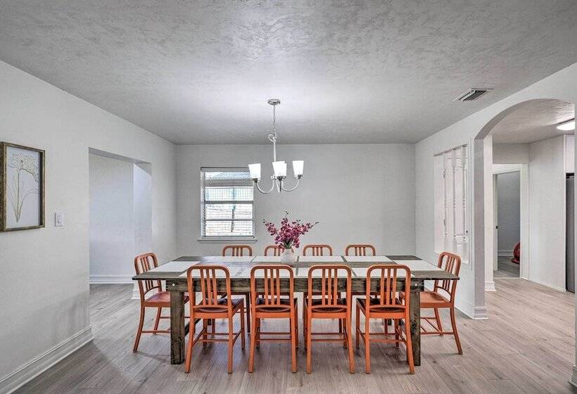 Spacious Gainesville Retreat W/ Backyard!