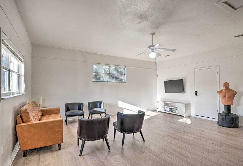 Spacious Gainesville Retreat W/ Backyard!