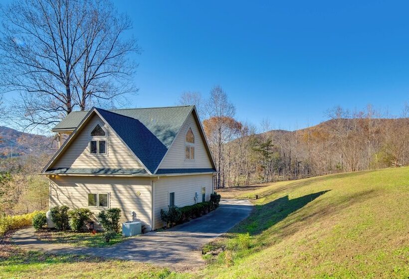 Peaceful Lake Lure Cabin W/ Fireplace!