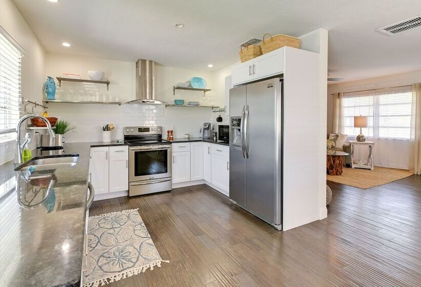 Sunny Sarasota Home W/ Pool Near Siesta Key Beach!