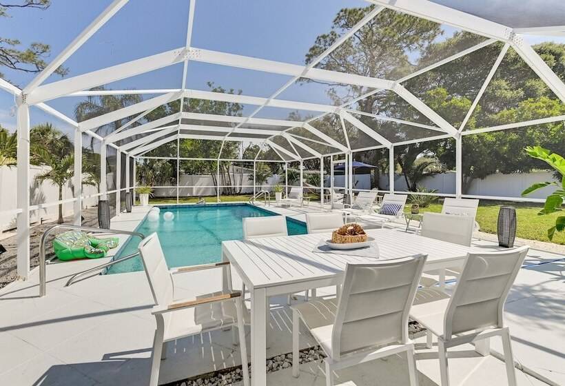 Sunny Sarasota Home W/ Pool Near Siesta Key Beach!