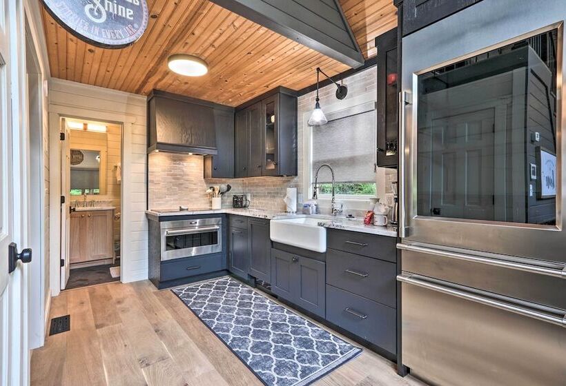 The Moonshine  Cabin: Hot Tub, 3 Mi To Dollywood
