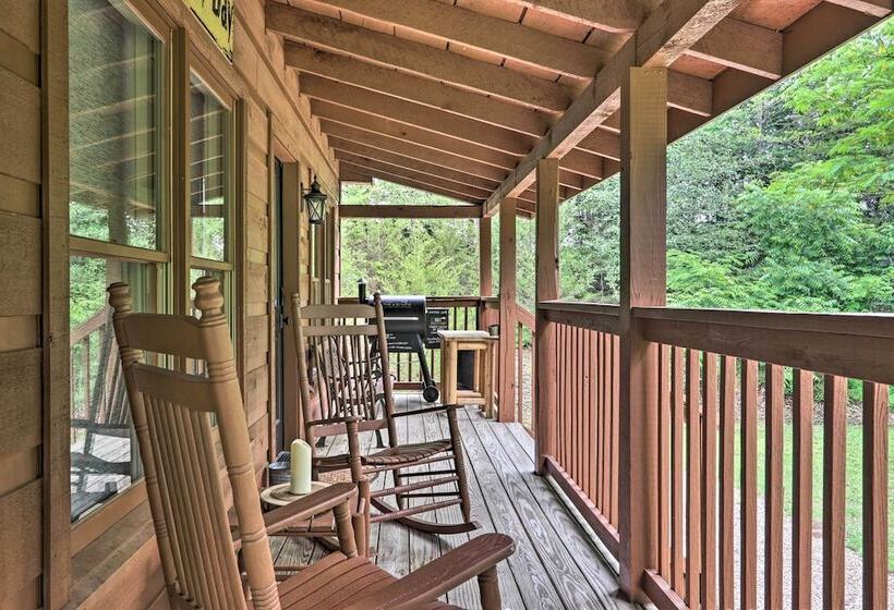 The Moonshine  Cabin: Hot Tub, 3 Mi To Dollywood