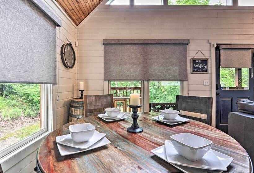 The Moonshine  Cabin: Hot Tub, 3 Mi To Dollywood