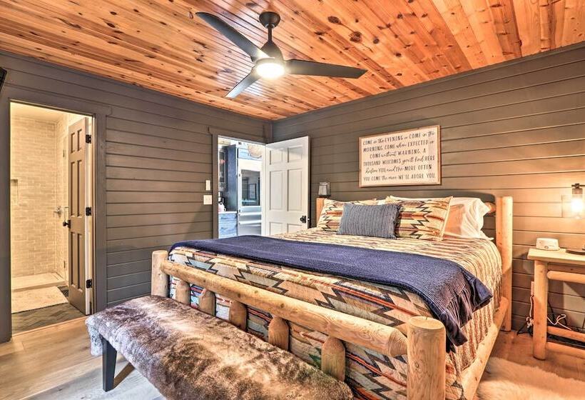 The Moonshine  Cabin: Hot Tub, 3 Mi To Dollywood