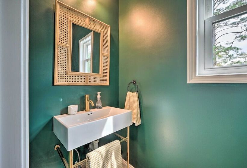 Upscale Oak Island Escape W/ 66 Ft Veranda!