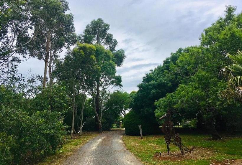 هتل Sutton Spring Art Retreats