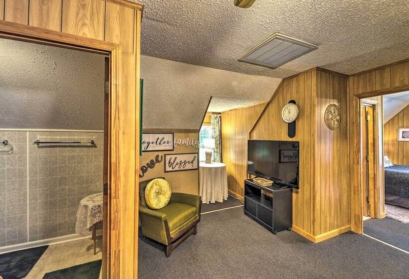 Beautiful Lakefront Retreat W/ Dock & Grill!