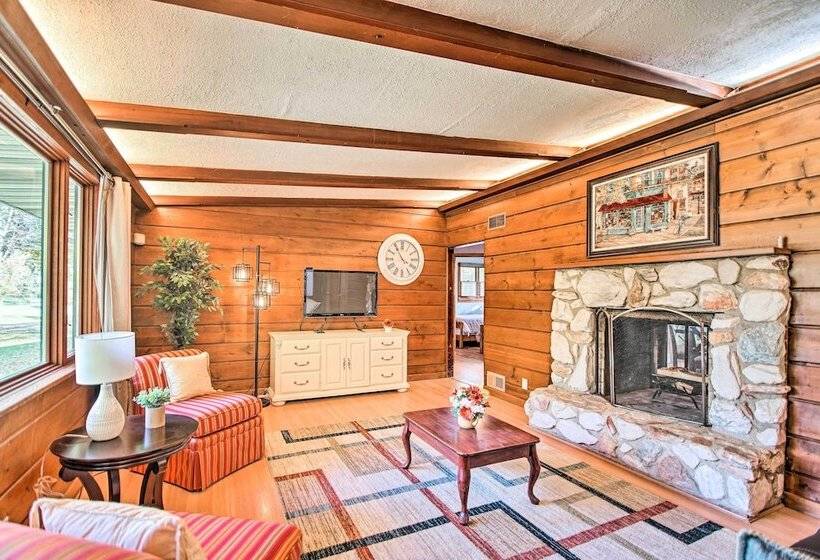 Fox River Grove Home: Pets Welcome!