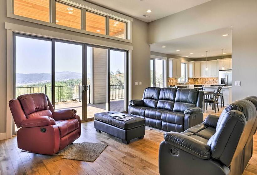 Chic Willamette Valley Home W/ Deck & Vineyard!