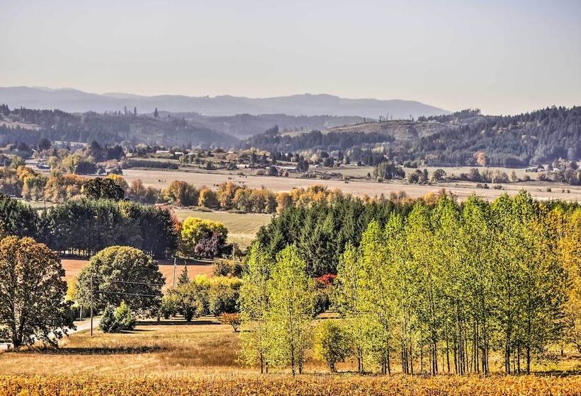 Chic Willamette Valley Home W/ Deck & Vineyard!