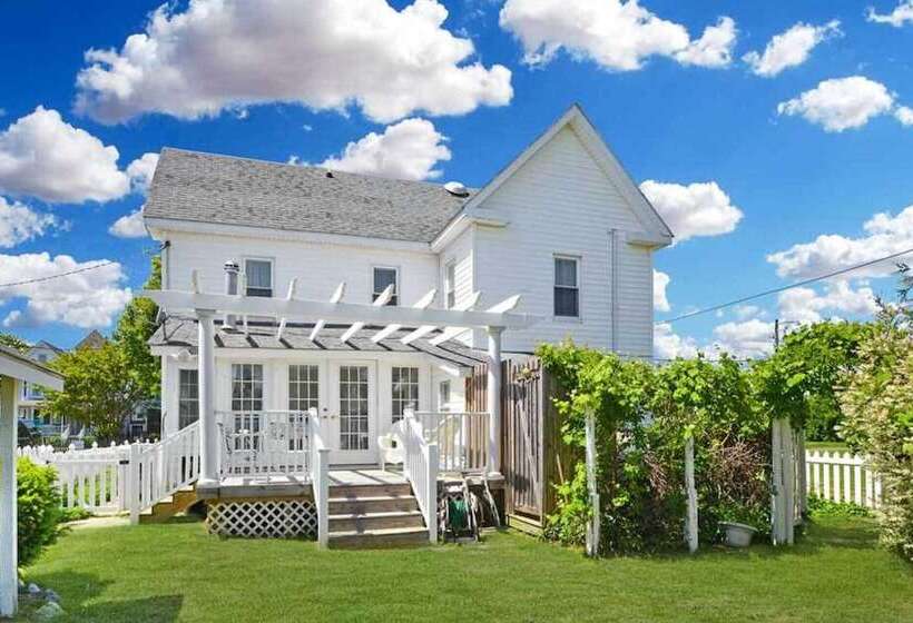 Chincoteague Charm  Escape W/ Bikes & Yard Games!