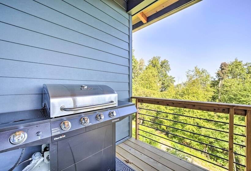 Contemporary Home W/ Deck & Mountain Views!